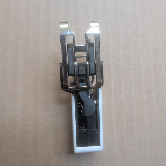 BERNINA old-style walking foot #50 with standard closed-toe sole - Picture 6 of 10